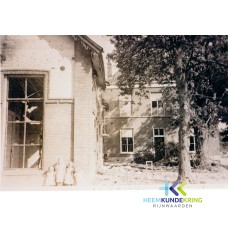 Pannerden Dorpsplein woning burg. Cremers op de voorgrond zijn kinderen 1945 Coll.J van Ingen